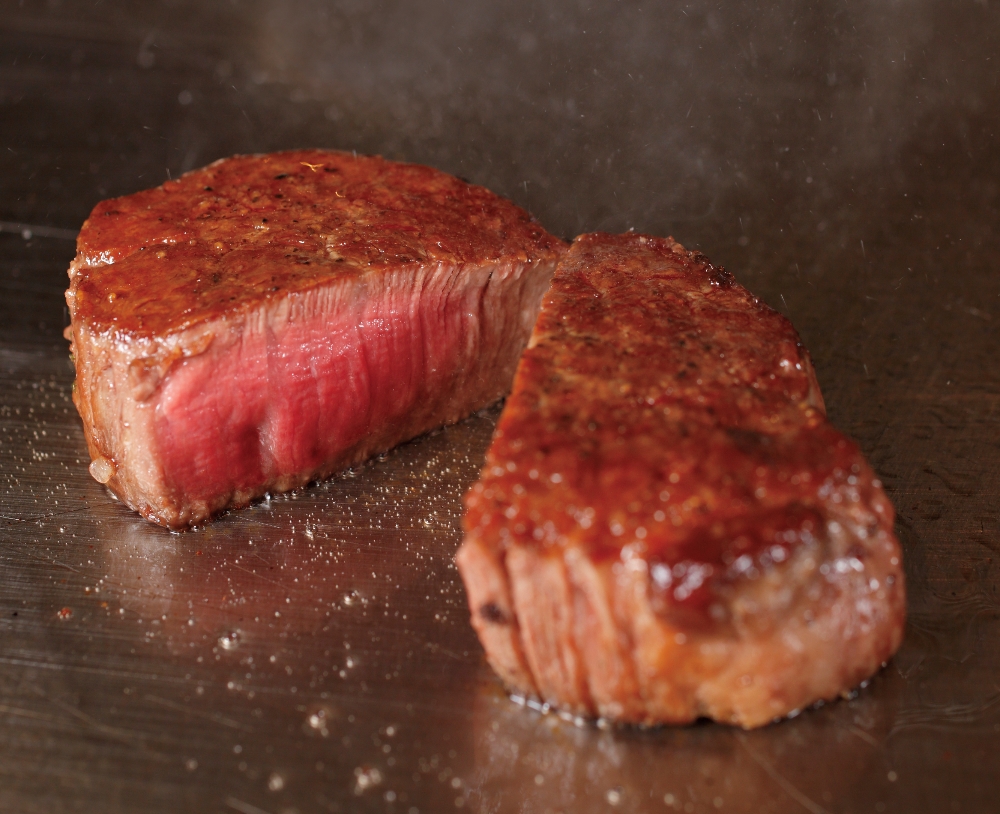 本格的な鉄板焼をライブ感とともに楽しめる大衆居酒屋