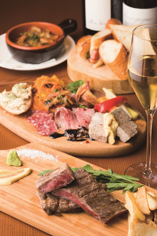 人気のバゲットも美味だけど夜バルも楽しまなきゃ！