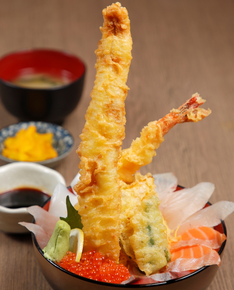 エビと20cm以上のアナゴがのったインパクト大な海鮮丼！