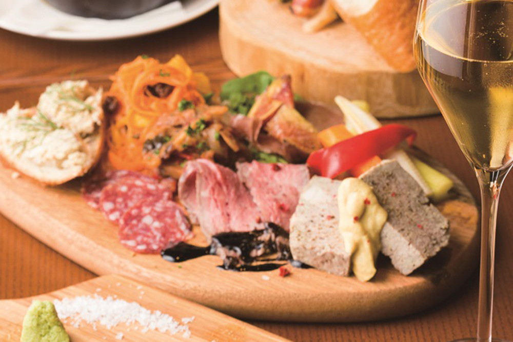 人気のバゲットも美味だけど夜バルも楽しまなきゃ！